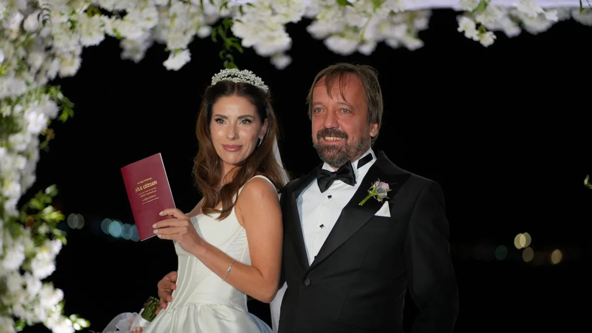 Güzel oyuncu Yeşim DalgıçerAğaoğlu ailesine gelin oldu! İşte Yeşim Dalgıçer ile Hakkı Ağaoğlu’nun düğününden kareler…