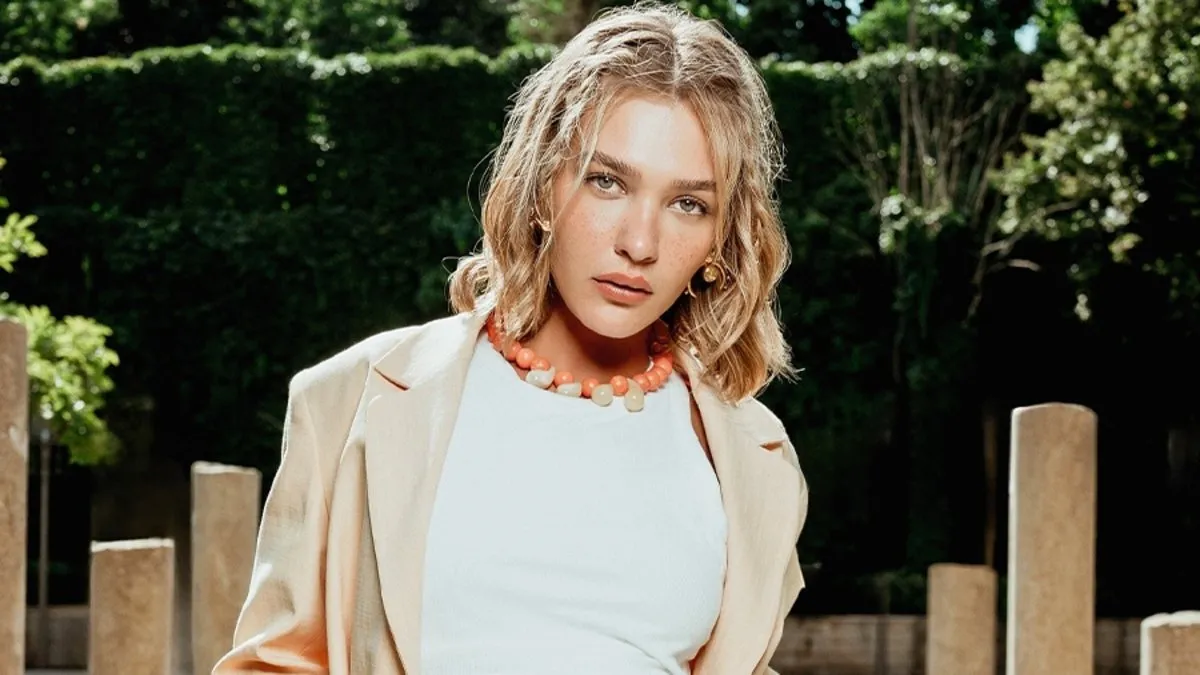 Holding dizisinin yıldızı Melisa Döngel’in bir de kız kardeşini görün! Güzelliğiyle mest etti!