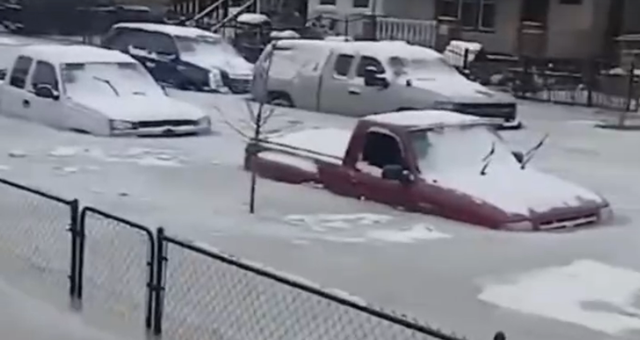 Su borusu patlayınca, tüm mahalle dondu: Araçlar buzun altında kaldı