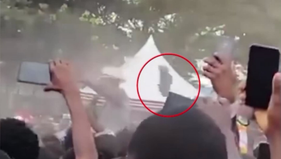 Kenya liderine saldırı: Konuşurken ayakkabı fırlattılar!